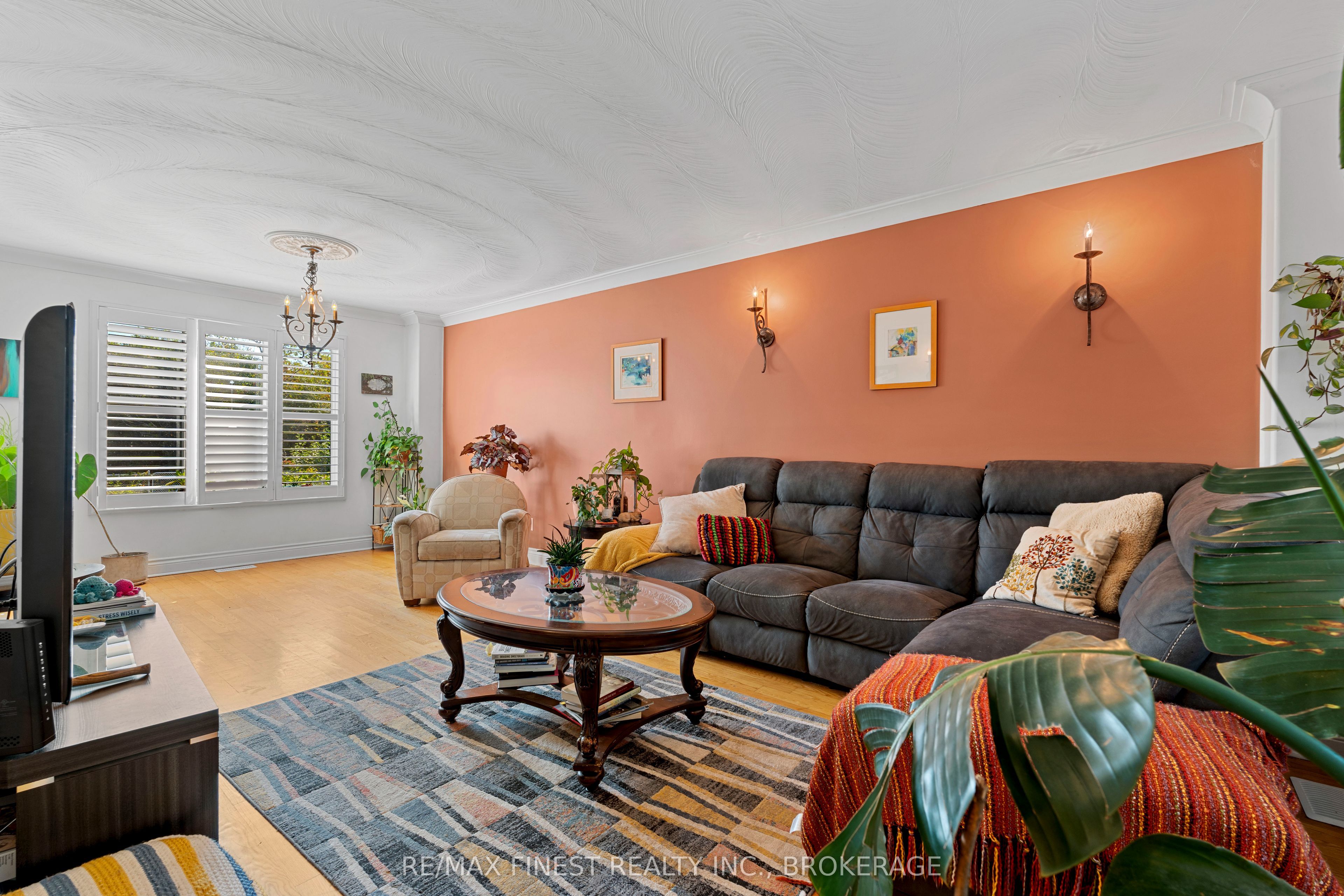 688 PARKSIDE Crescent