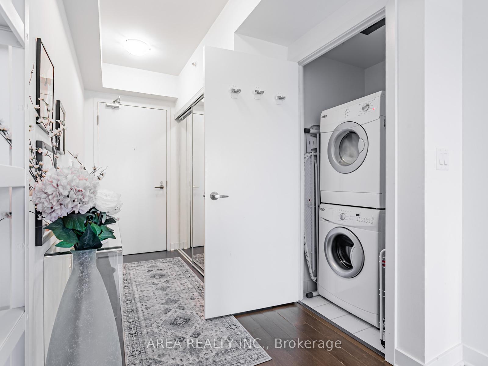 2 Bedrooms Condo at 58 Orchard View, Toronto For sale