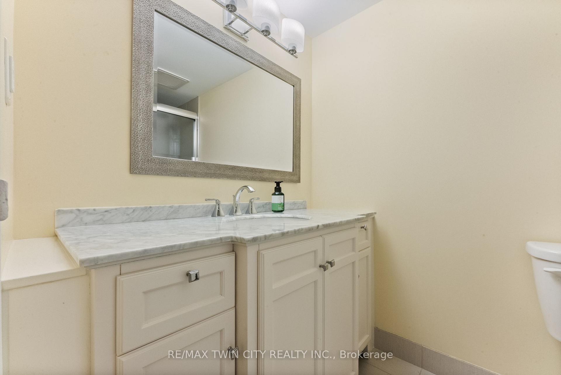 2 Bedrooms Condo at 301 Frances, Hamilton For sale