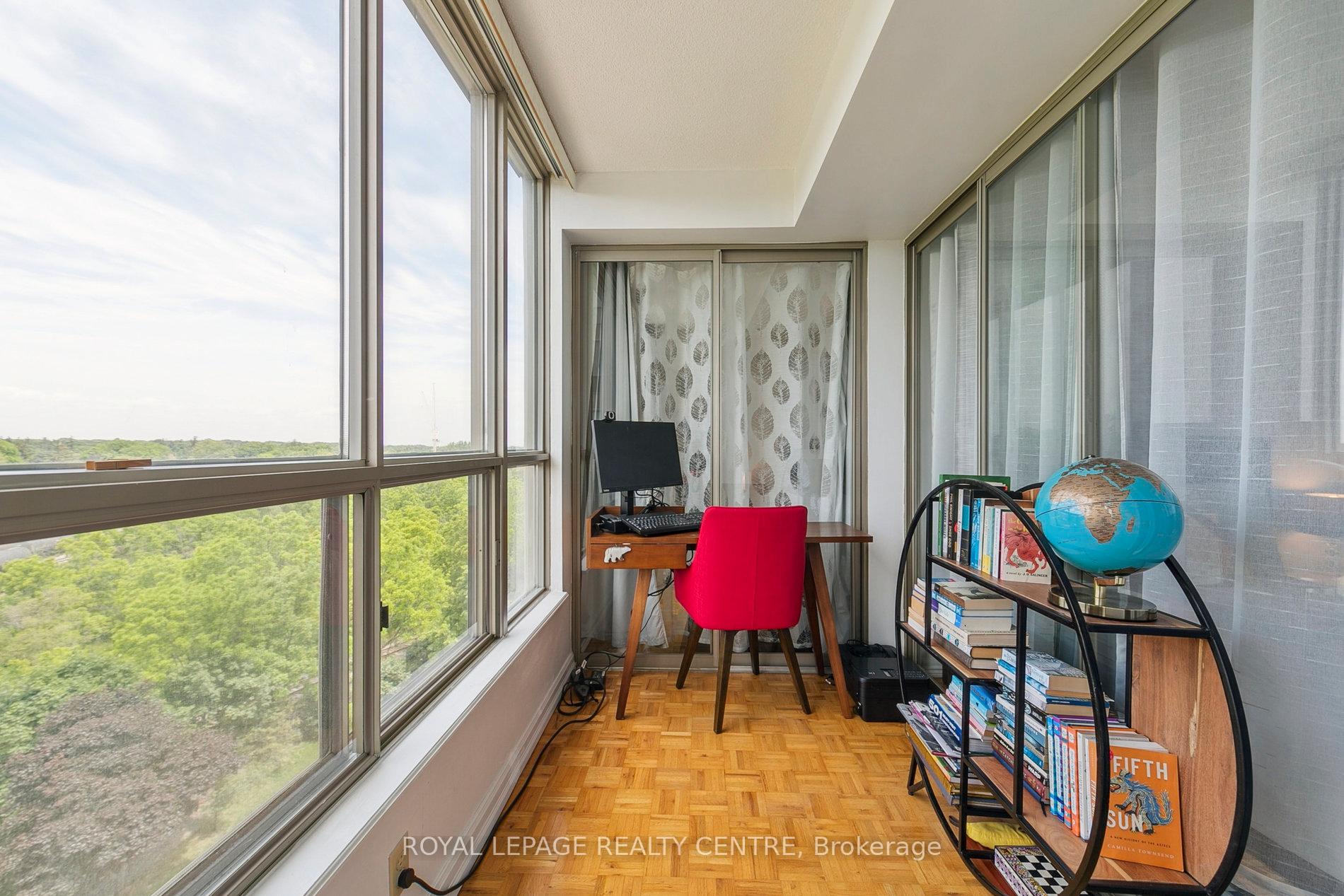 3 Bedrooms Condo at 1110 Walden, Mississauga For sale