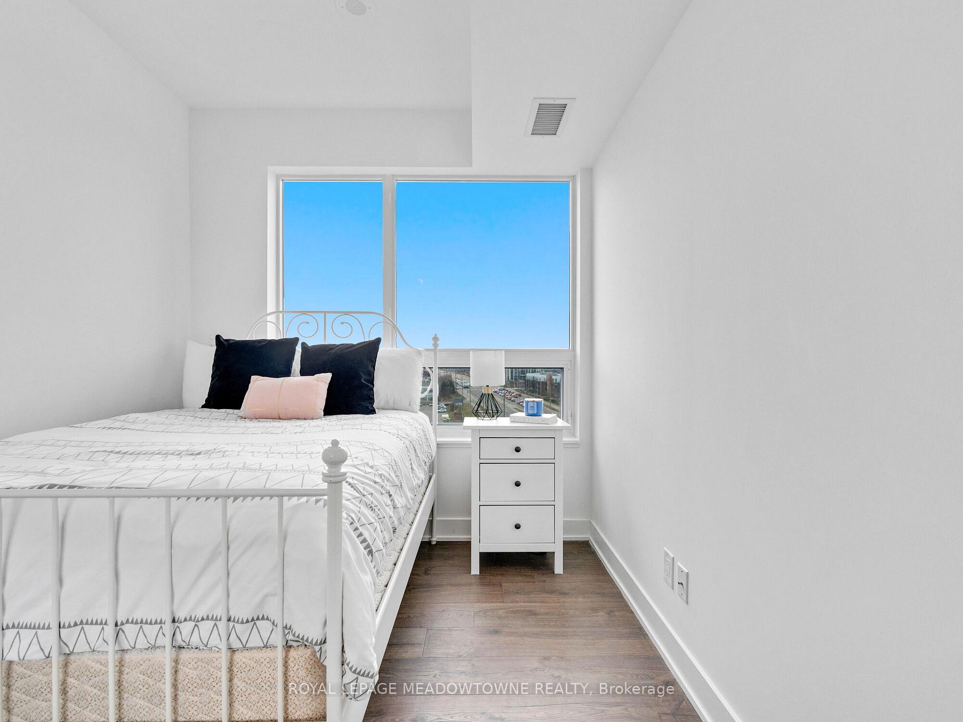 2 Bedrooms Condo at 2489 Taunton, Oakville For sale