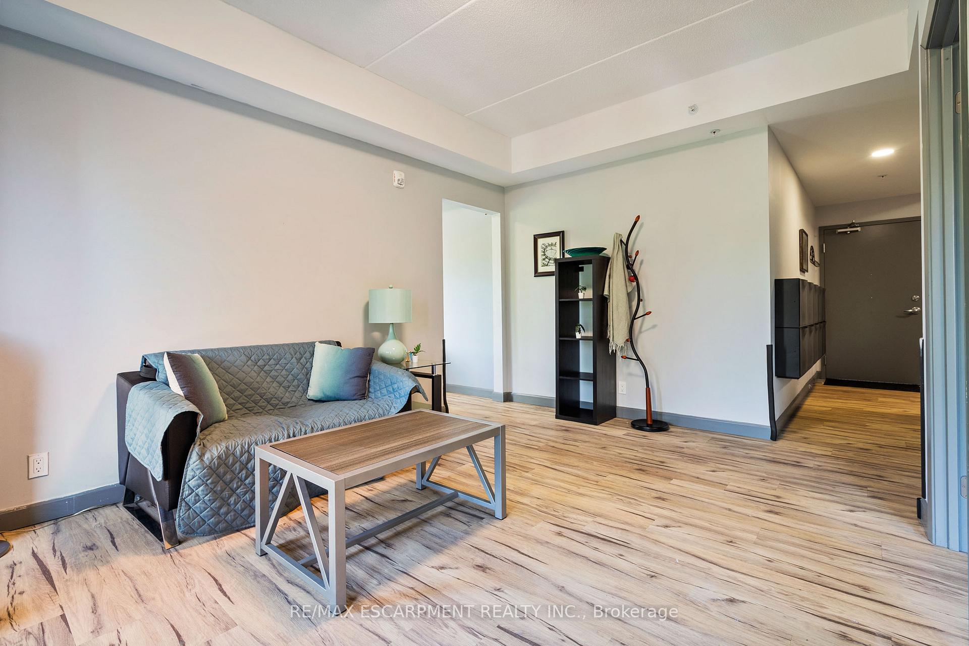 2 Bedrooms Condo at 77 LELAND, Hamilton For sale