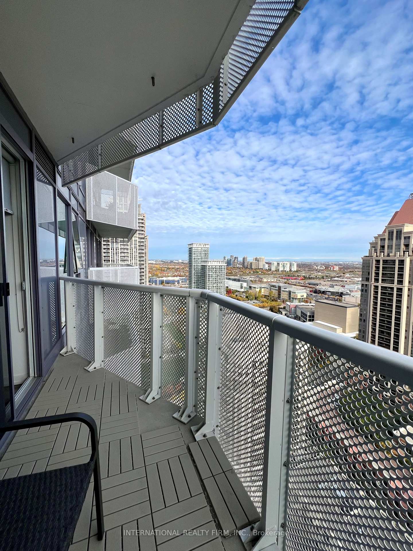 2 Bedrooms Condo at 4065 Confederation, Mississauga For sale