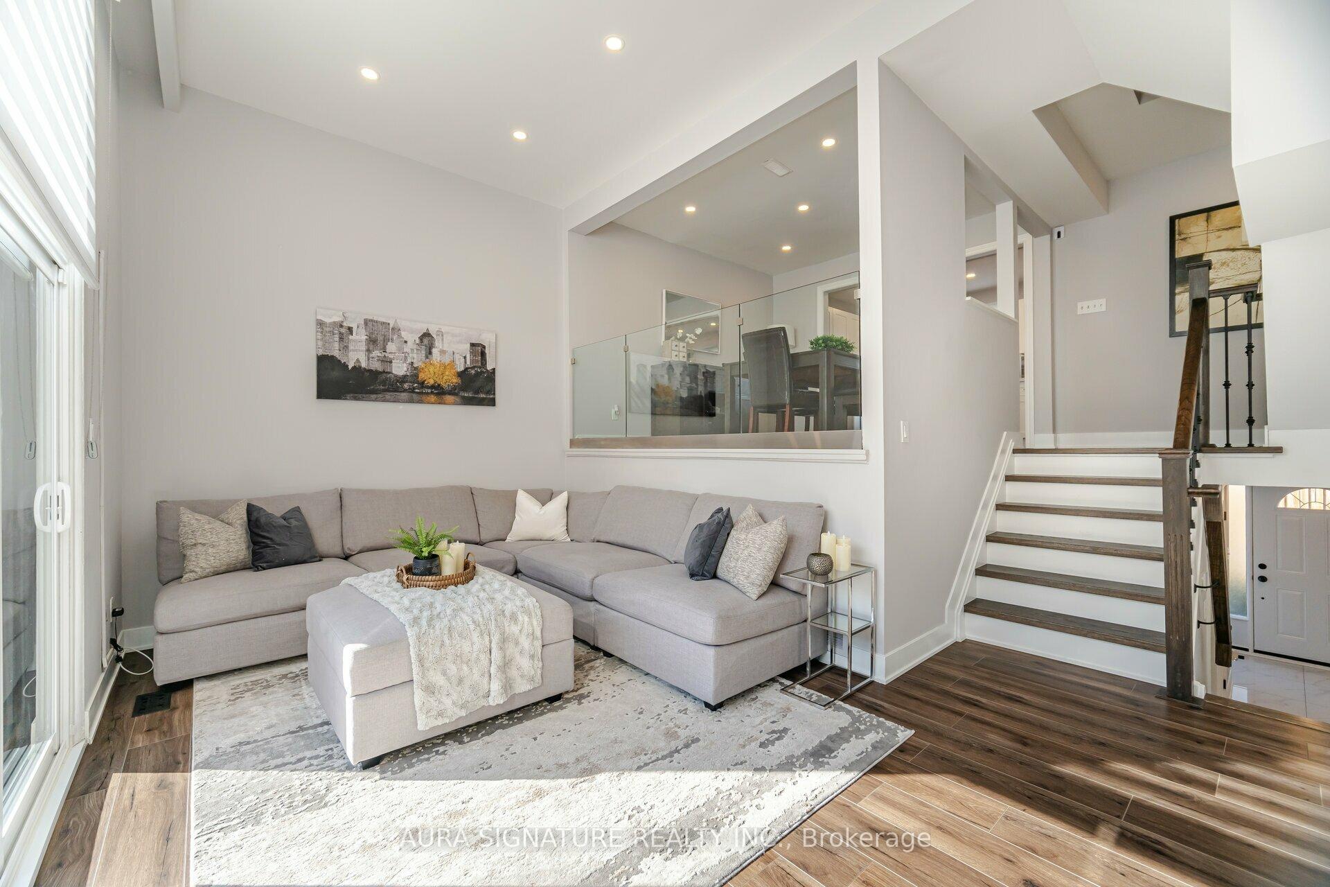 3 Bedrooms Condo at 88 Rainbow, Vaughan For sale