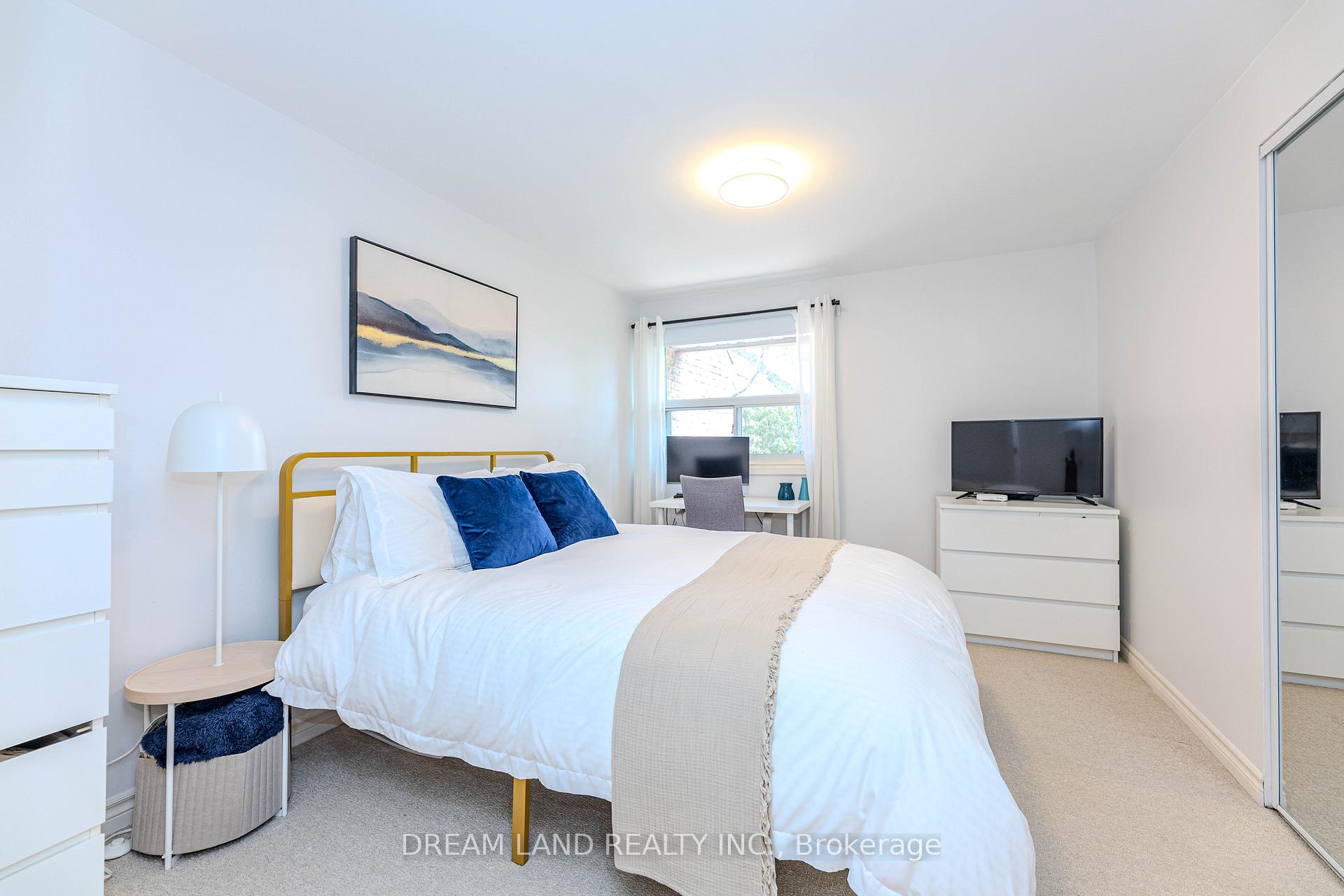 3 Bedrooms Condo at 653 Francis,  Burlington For sale