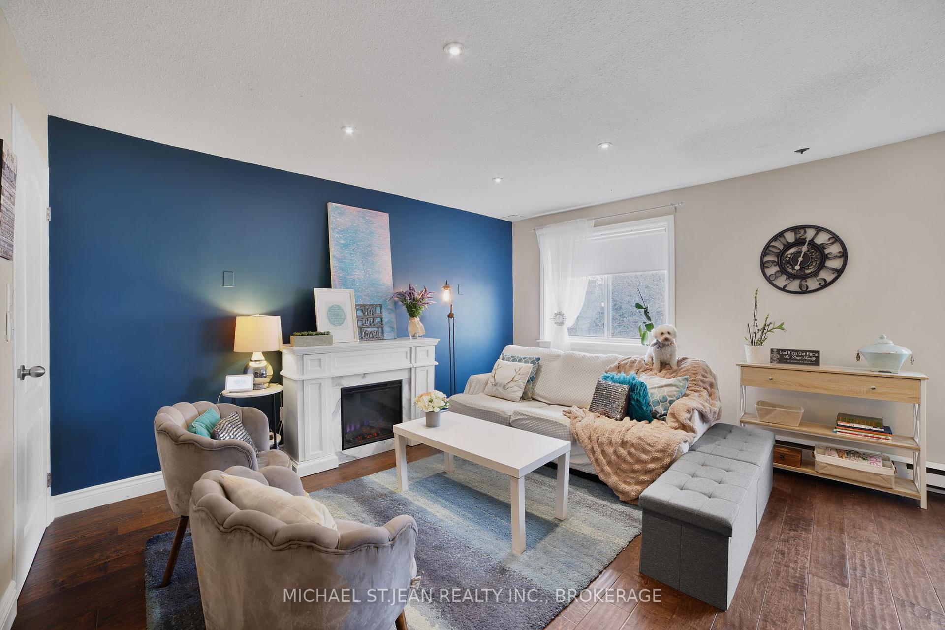 4 Bedrooms Condo at 1016 Falgarwood,  Oakville For sale