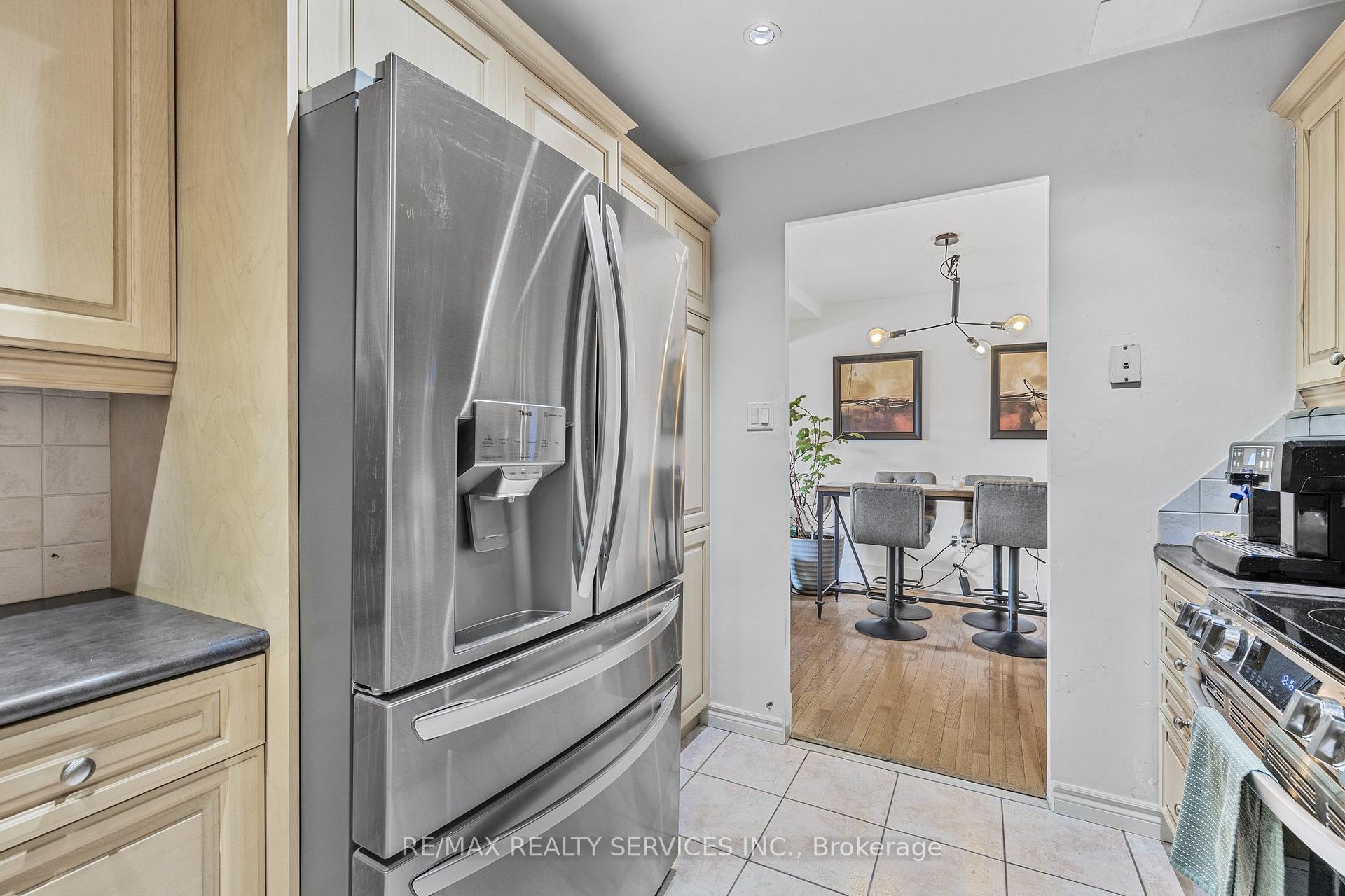2 Bedrooms Condo at 15 Elizabeth, Mississauga For sale