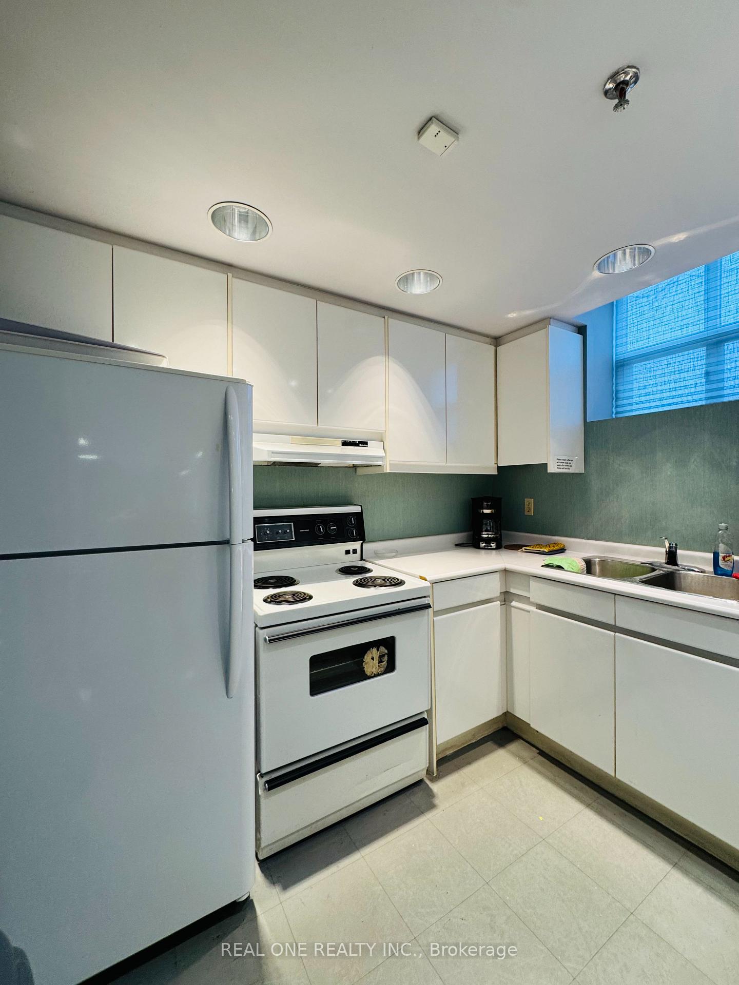 2 Bedrooms Condo at 2199 Sixth, Oakville For sale