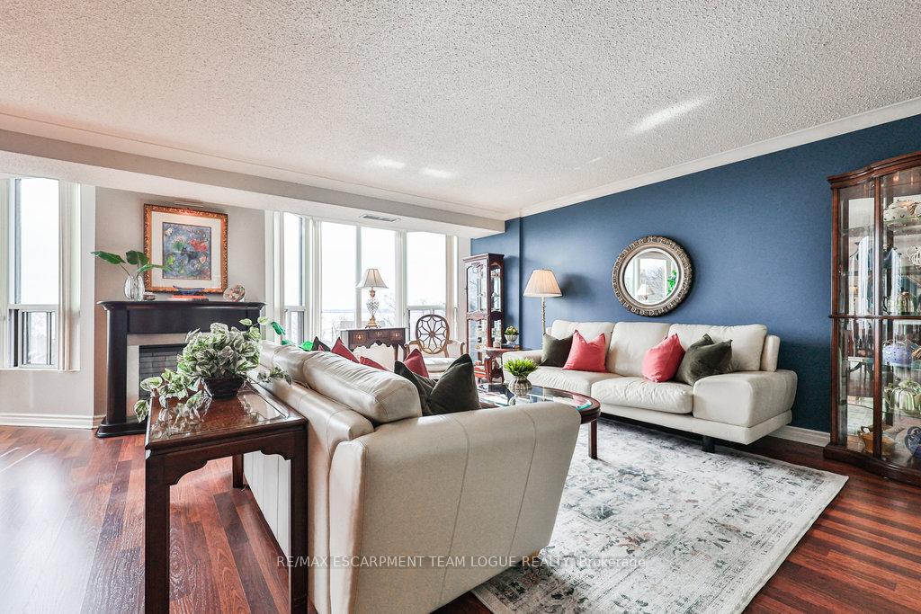 2 Bedrooms Condo at 2121 Lakeshore,  Burlington For sale