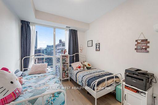 2 Bedrooms Condo at 70 Roehampton,  Toronto For sale