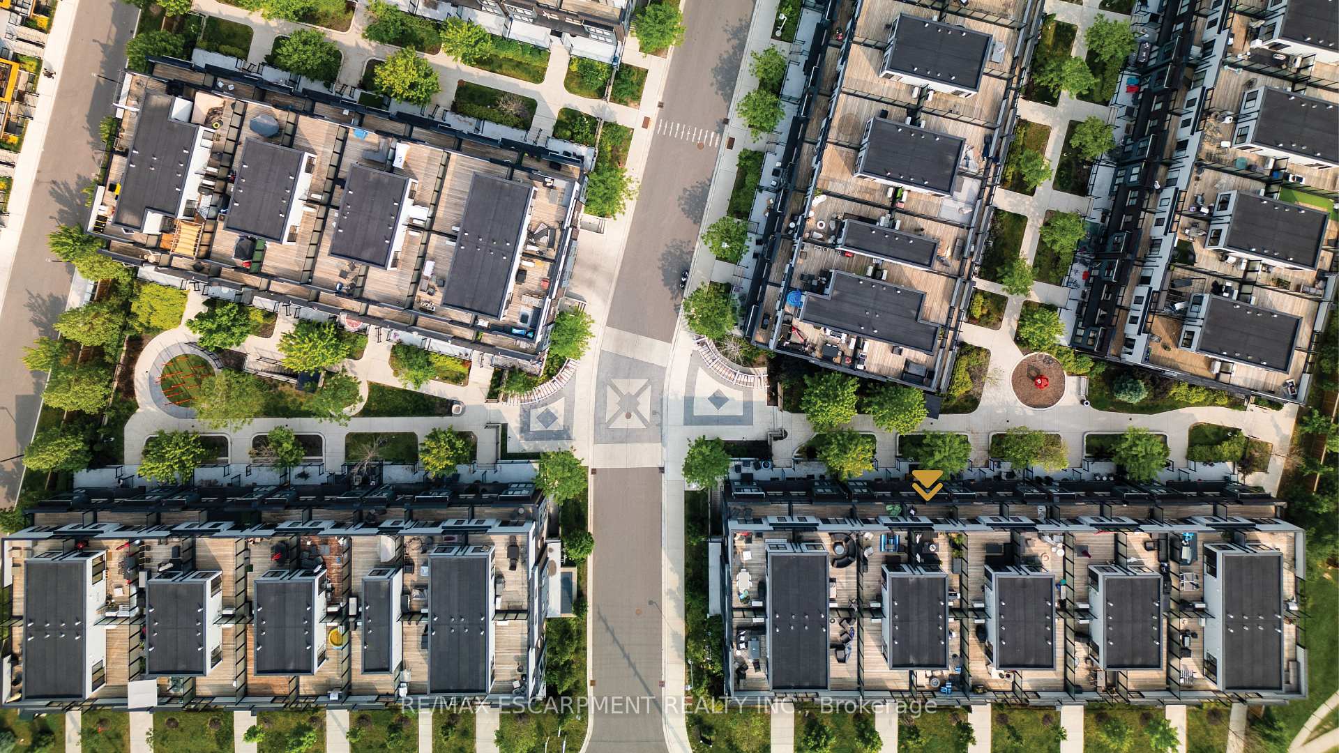 3 Bedrooms Condo at 2232 Bromsgrove, Mississauga For sale