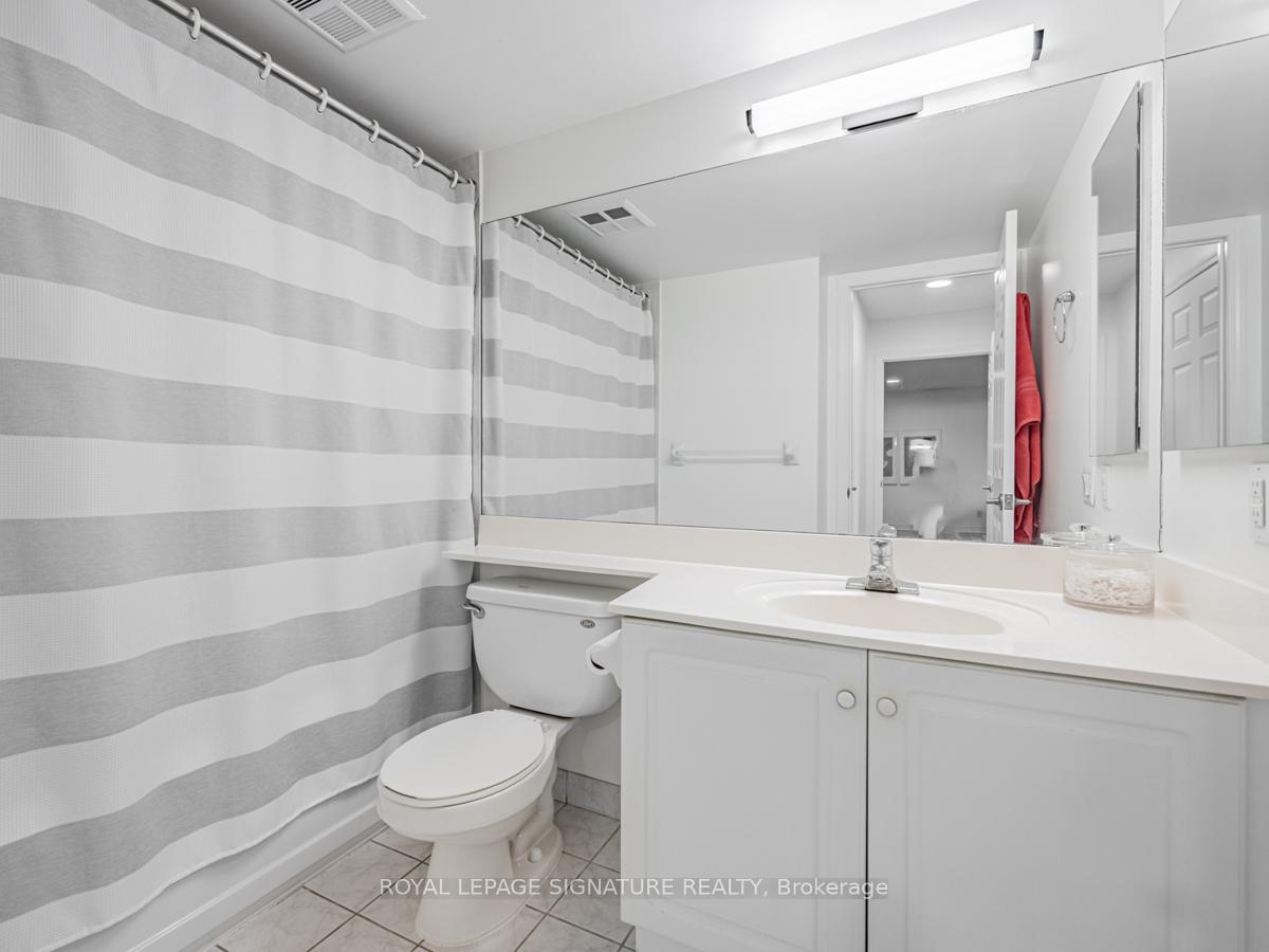 2 Bedrooms Condo at 35 Kingsbridge Garden, Mississauga For sale