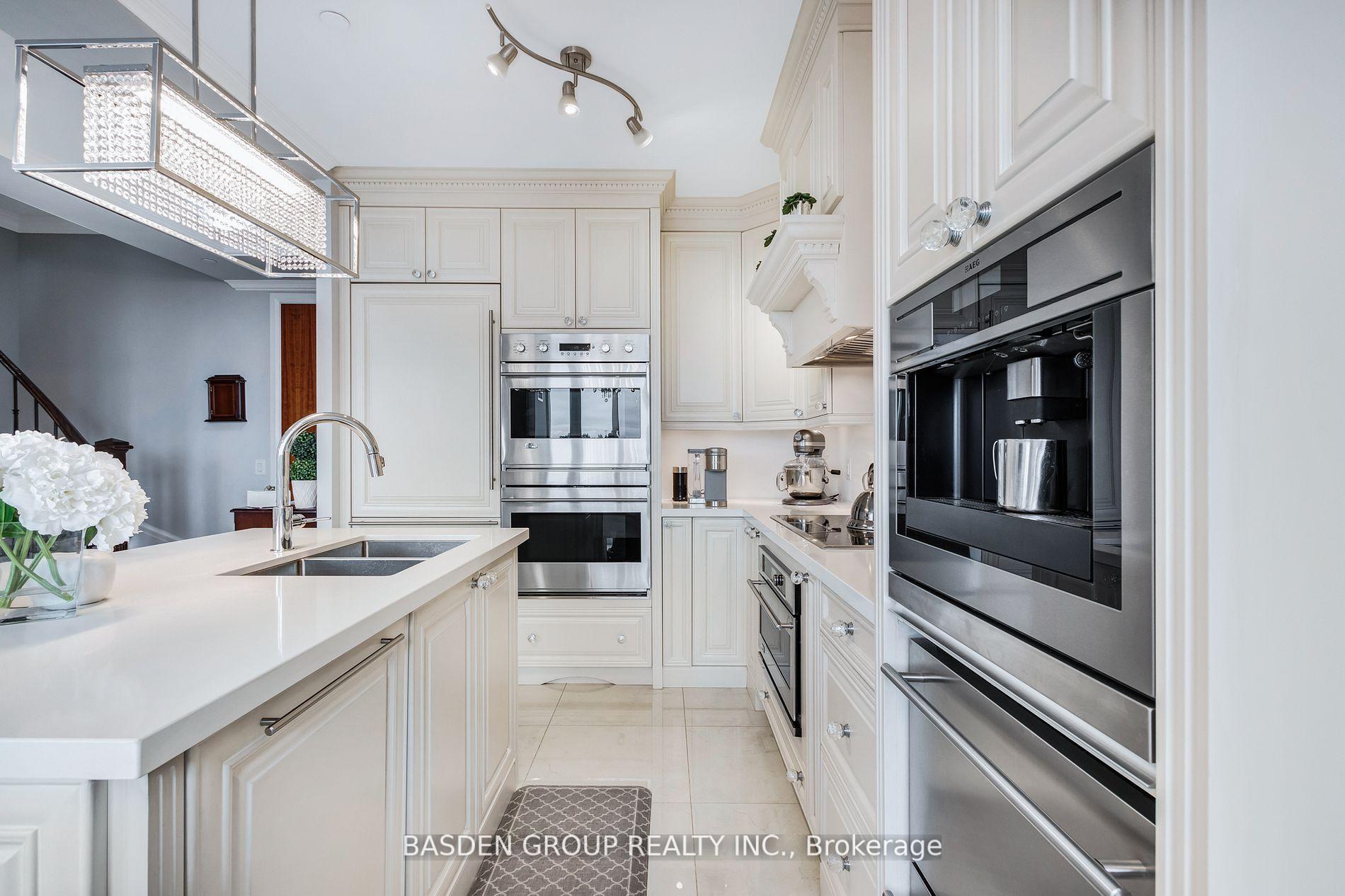 4 Bedrooms Condo at 4700 Highway 7, Vaughan For sale