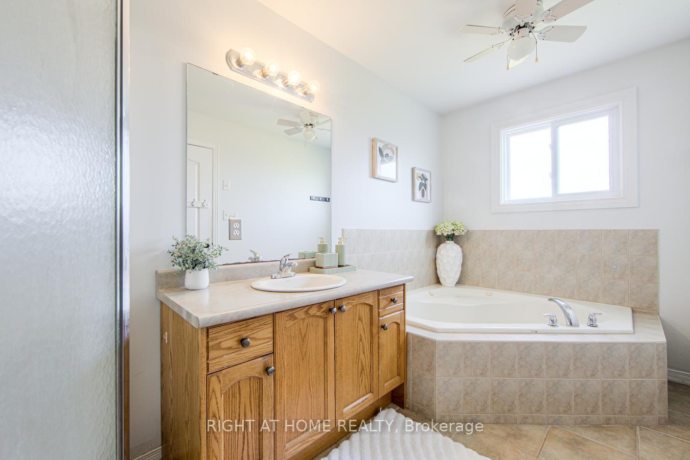 3 Bedrooms Condo at 7 Southside, Hamilton For sale