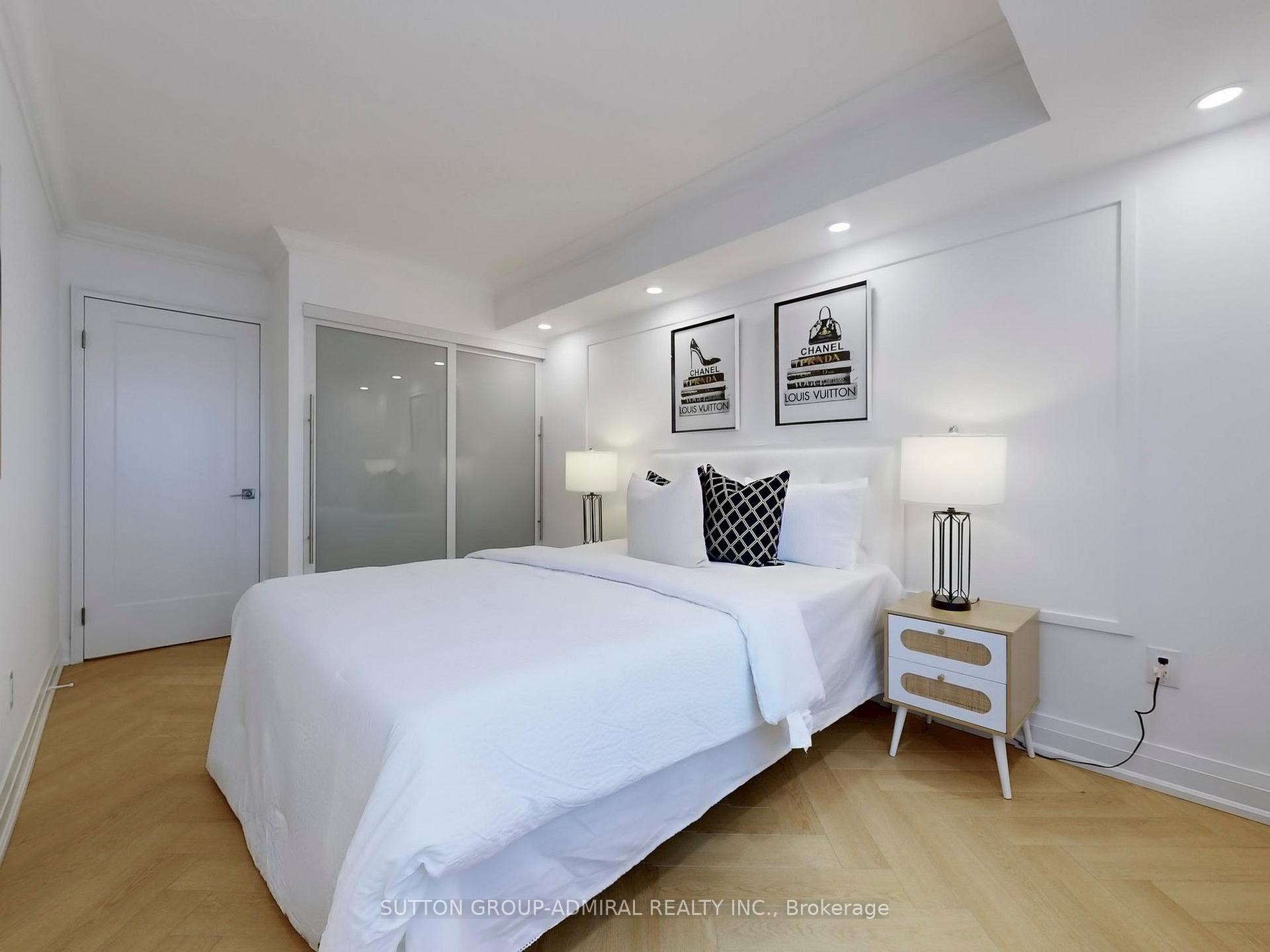 2 Bedrooms Condo at 11 Townsgate,  Vaughan For sale