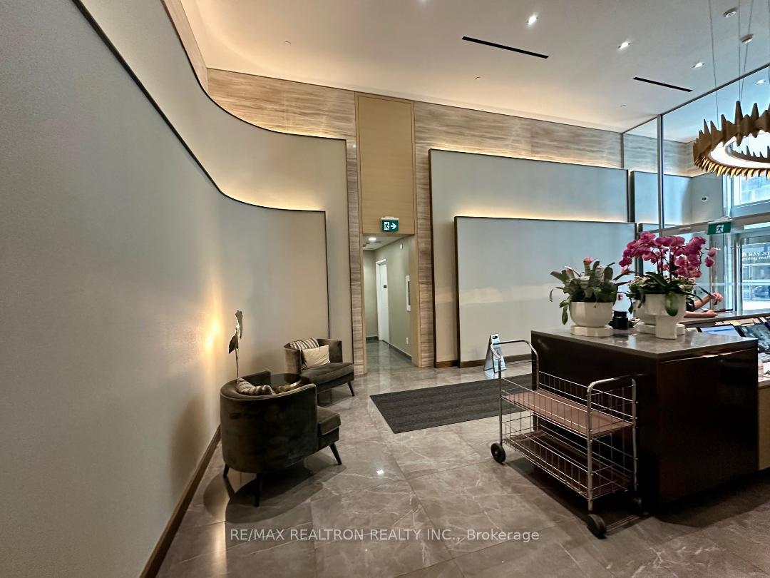 2 Bedrooms Condo at 88 Cumberland, Toronto For sale