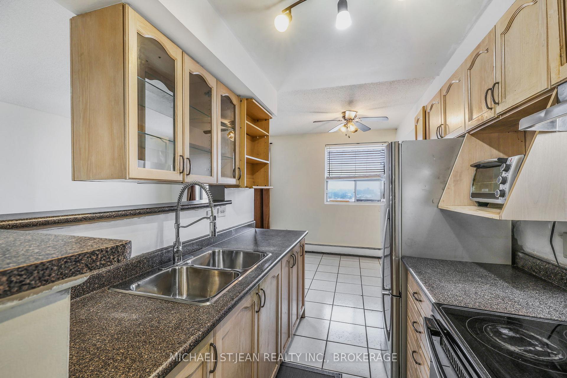 2 Bedrooms Condo at 851 Queenston,  Hamilton For sale