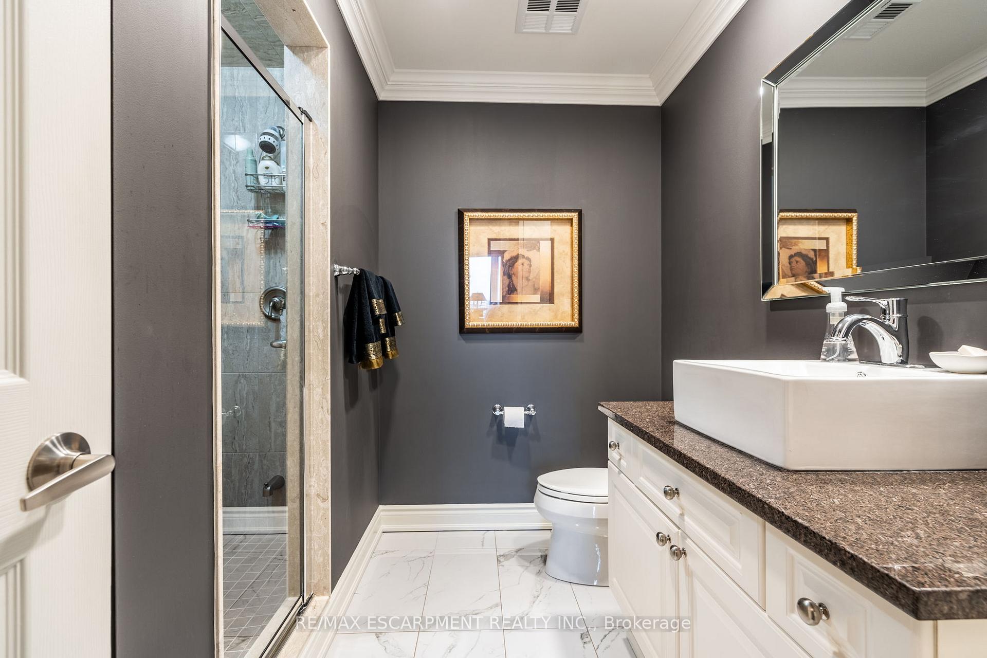 2 Bedrooms Condo at 1477 Lakeshore, Burlington For sale