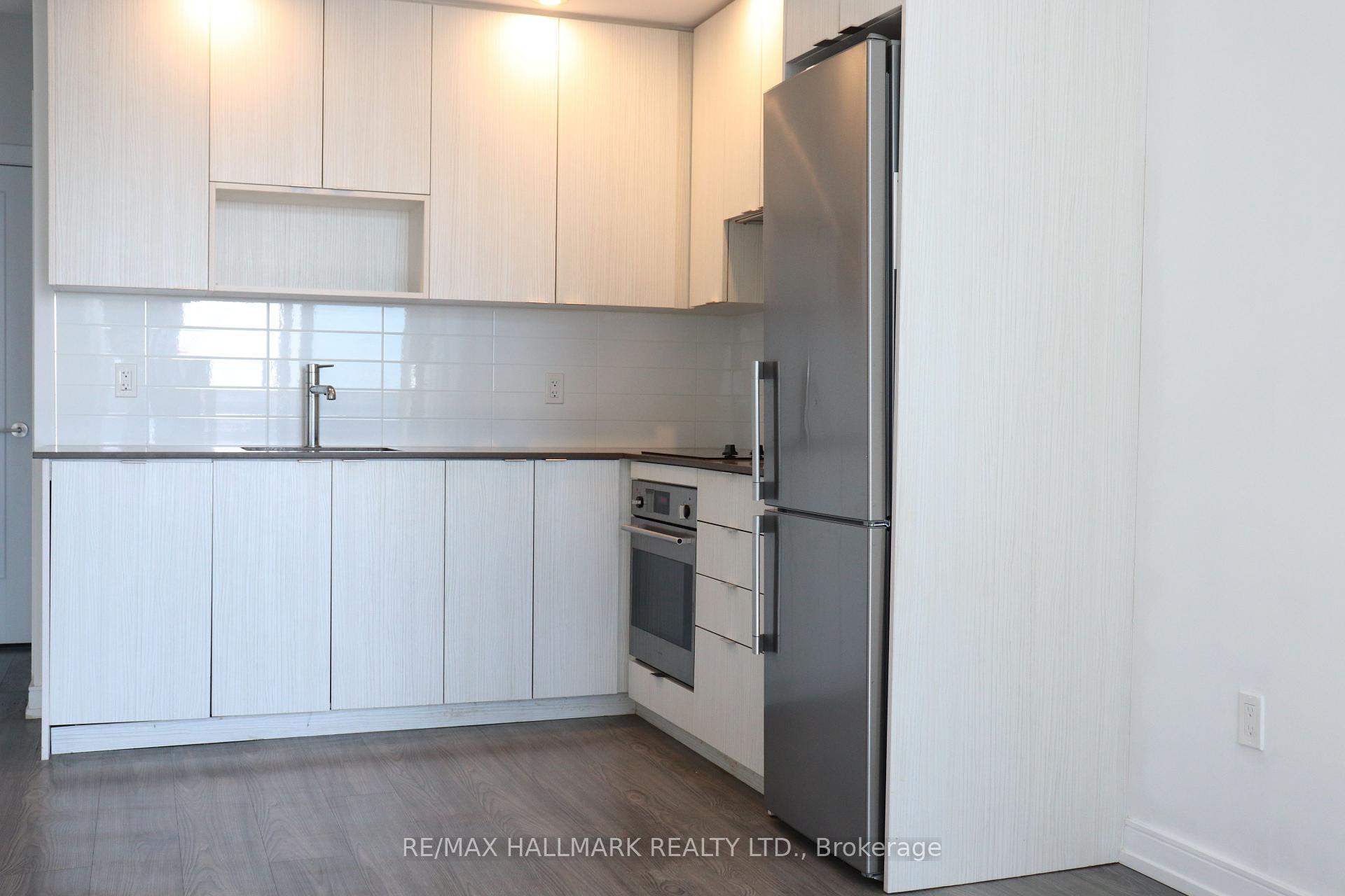 2 Bedrooms Condo at 225 Village Green, Toronto For sale