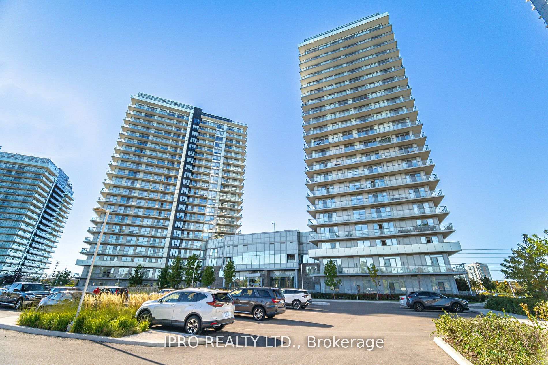 3 Bedrooms Condo at 4675 Metcalfe, Mississauga For sale