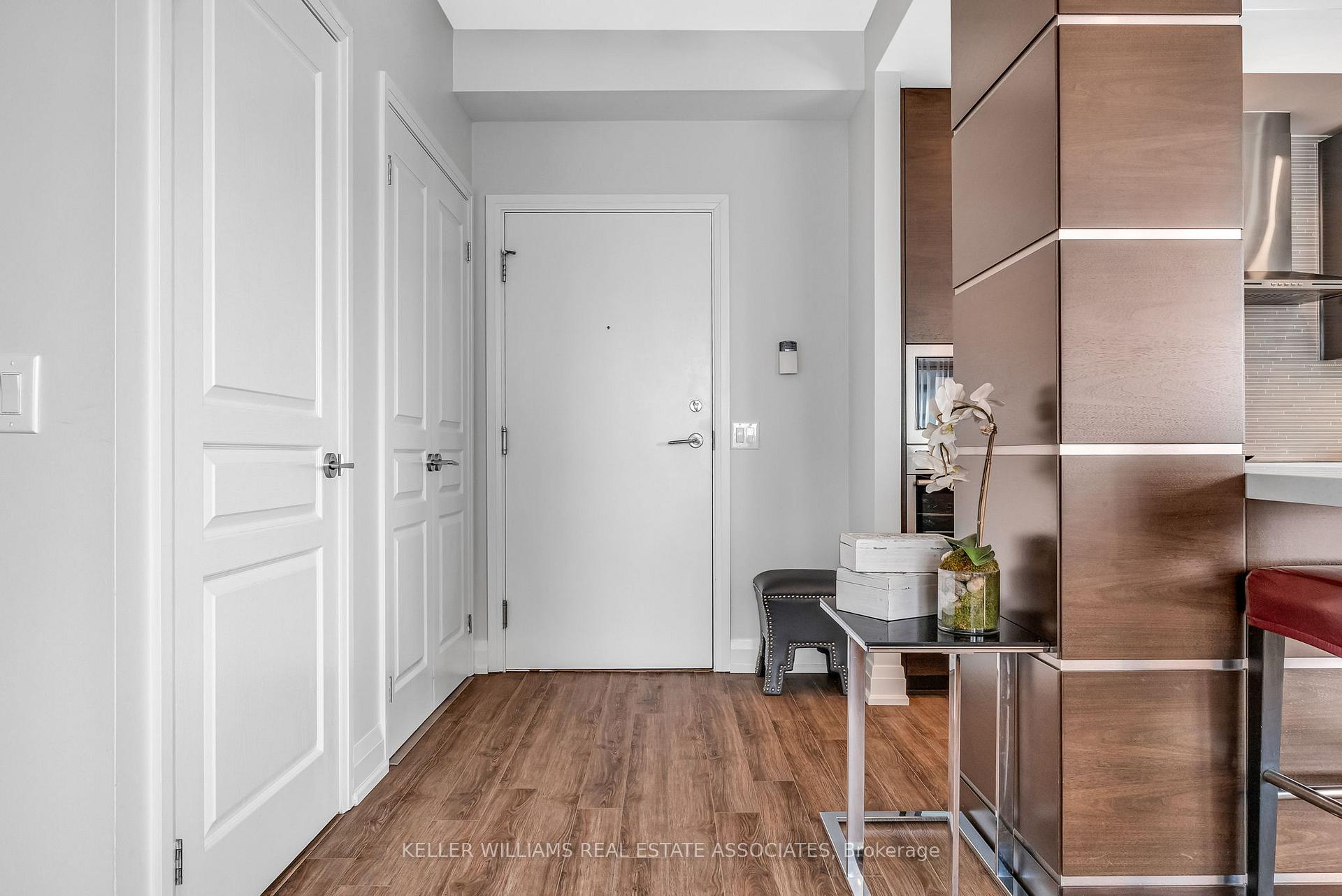 2 Bedrooms Condo at 1 Hurontario, Mississauga For sale