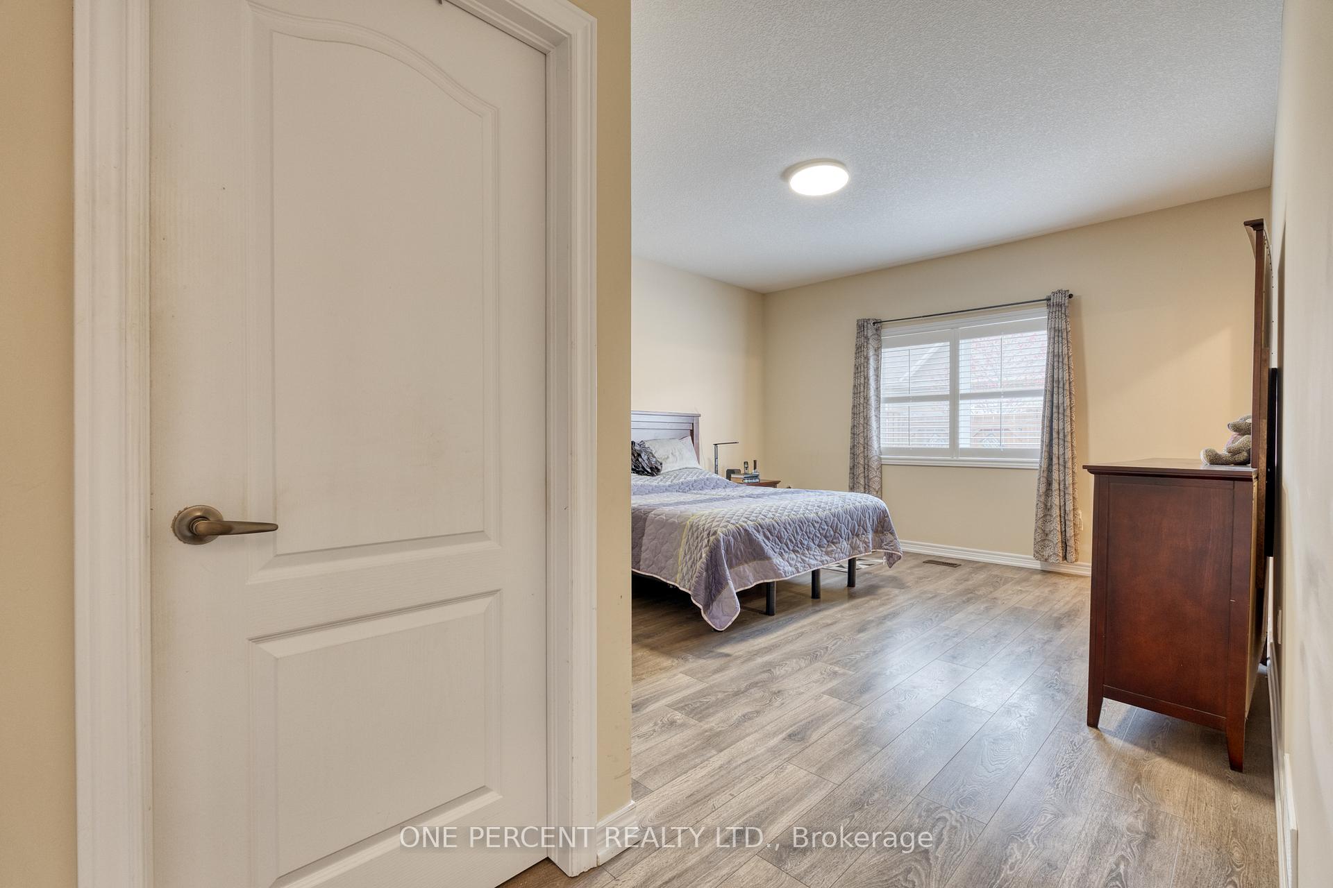 2 Bedrooms Condo at 21 Stickland, Hamilton For sale