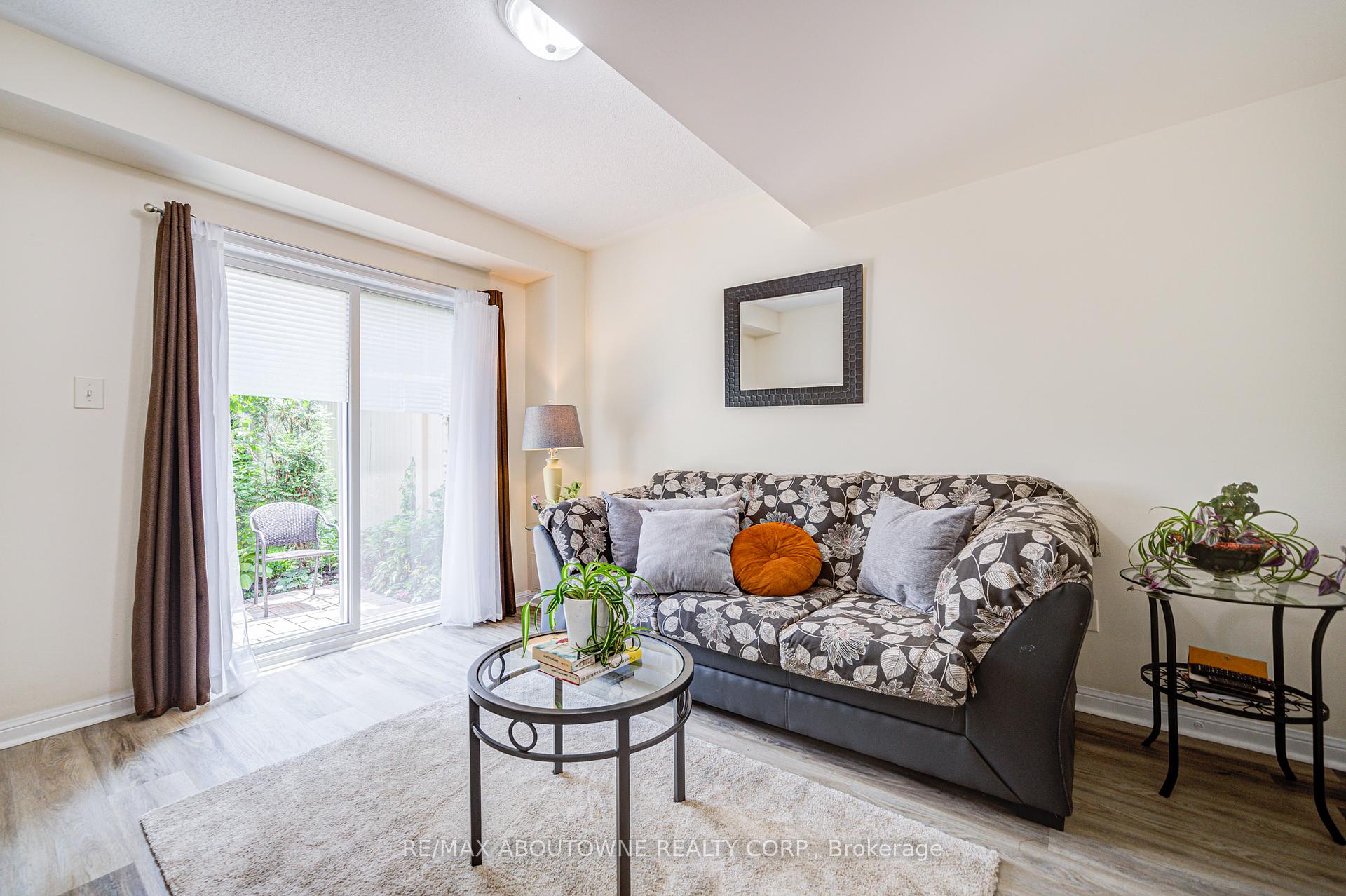 3 Bedrooms Condo at 470 Beach, Hamilton For sale