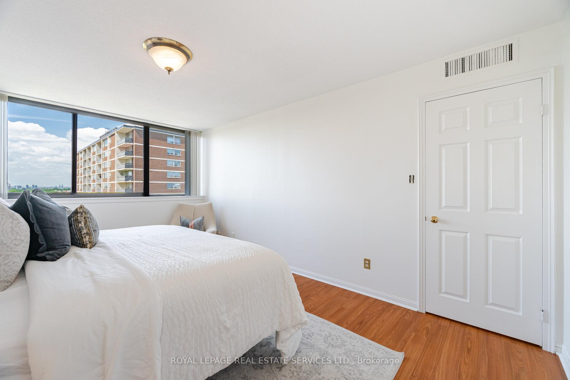 2 Bedrooms Condo at 40 Richview, Toronto For sale