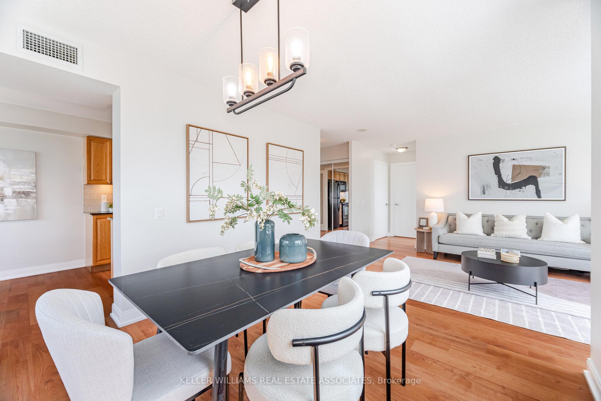 2 Bedrooms Condo at 35 Viking, Toronto For sale