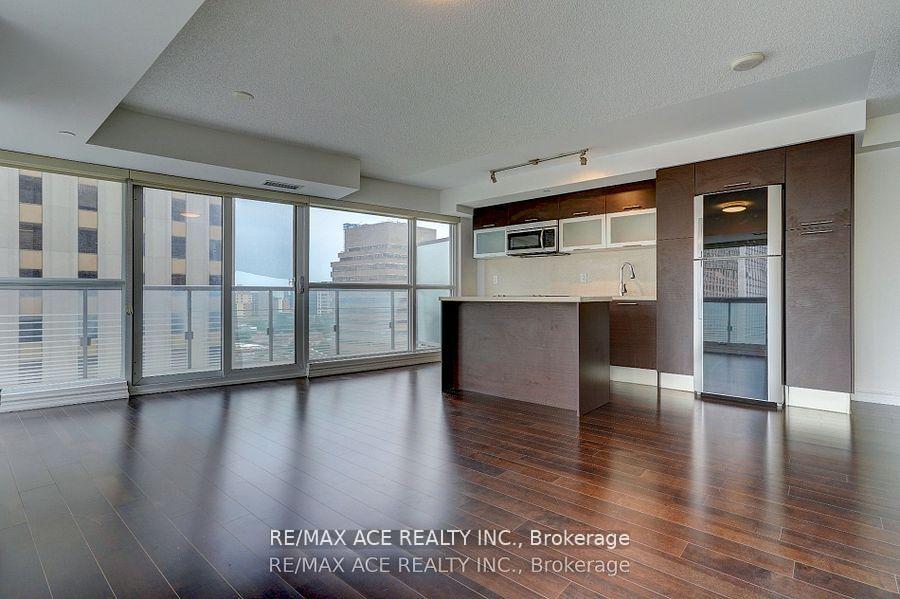 3 Bedrooms Condo at 386 Yonge, Toronto For sale