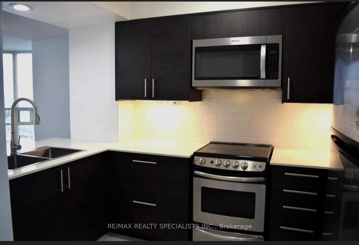 2 Bedrooms Condo at 50 Eglinton, Mississauga For sale
