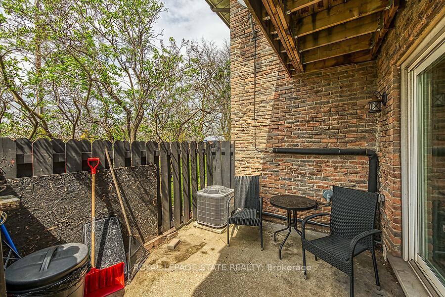 3 Bedrooms Condo at 977 Francis,  Burlington For sale