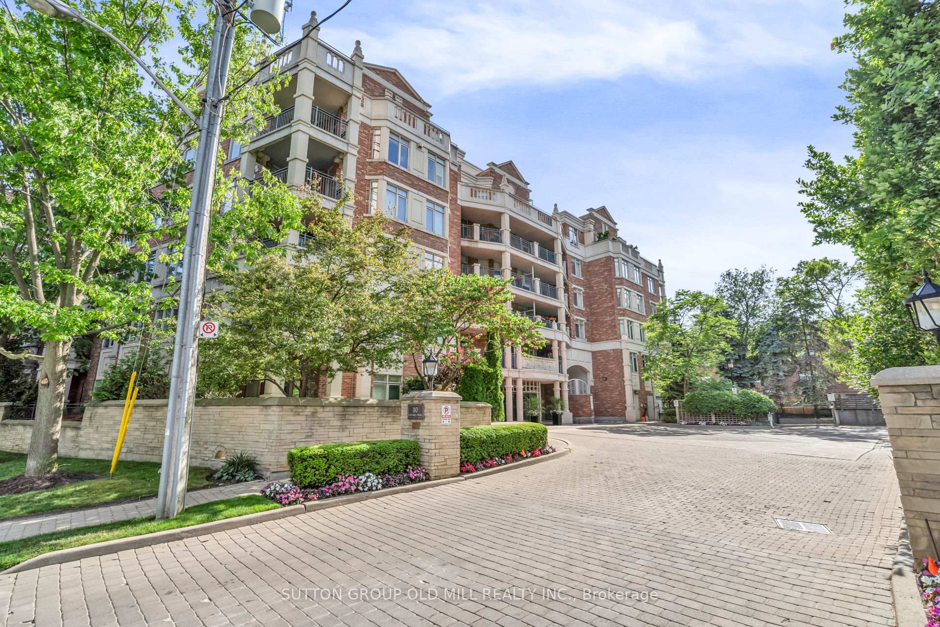 3 Bedrooms Condo at 10 Old Mill, Toronto For sale
