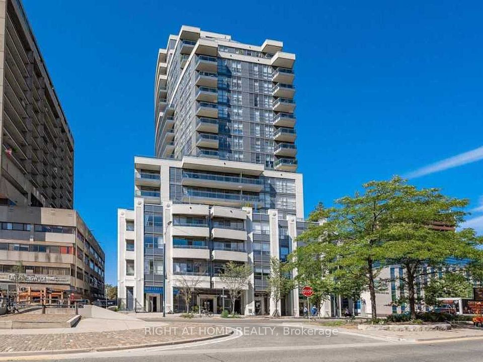736 Spadina