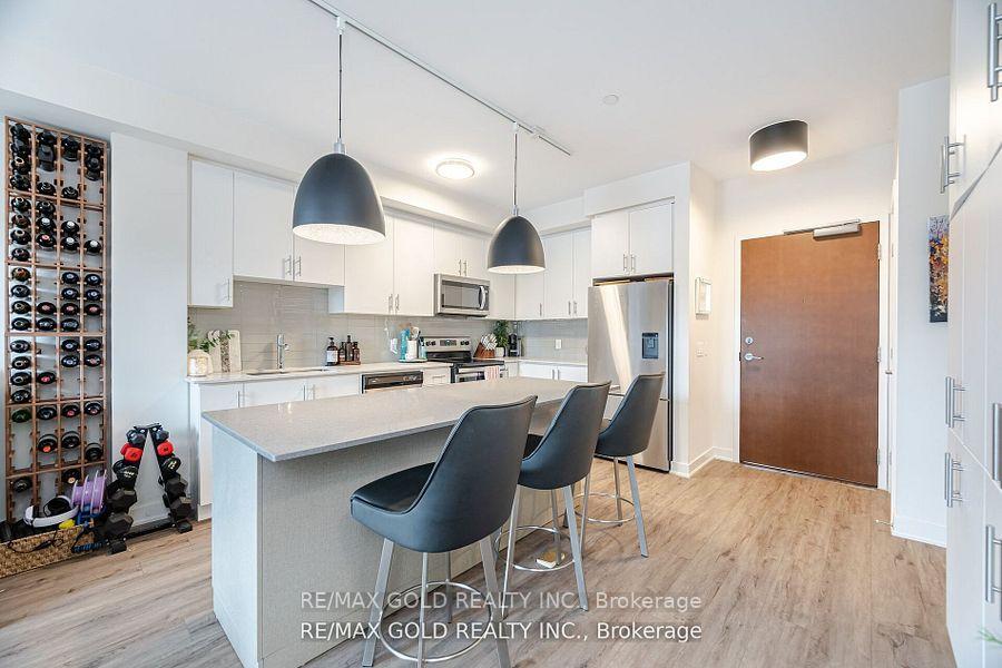 2 Bedrooms Condo at 320 Plains,  Burlington For sale