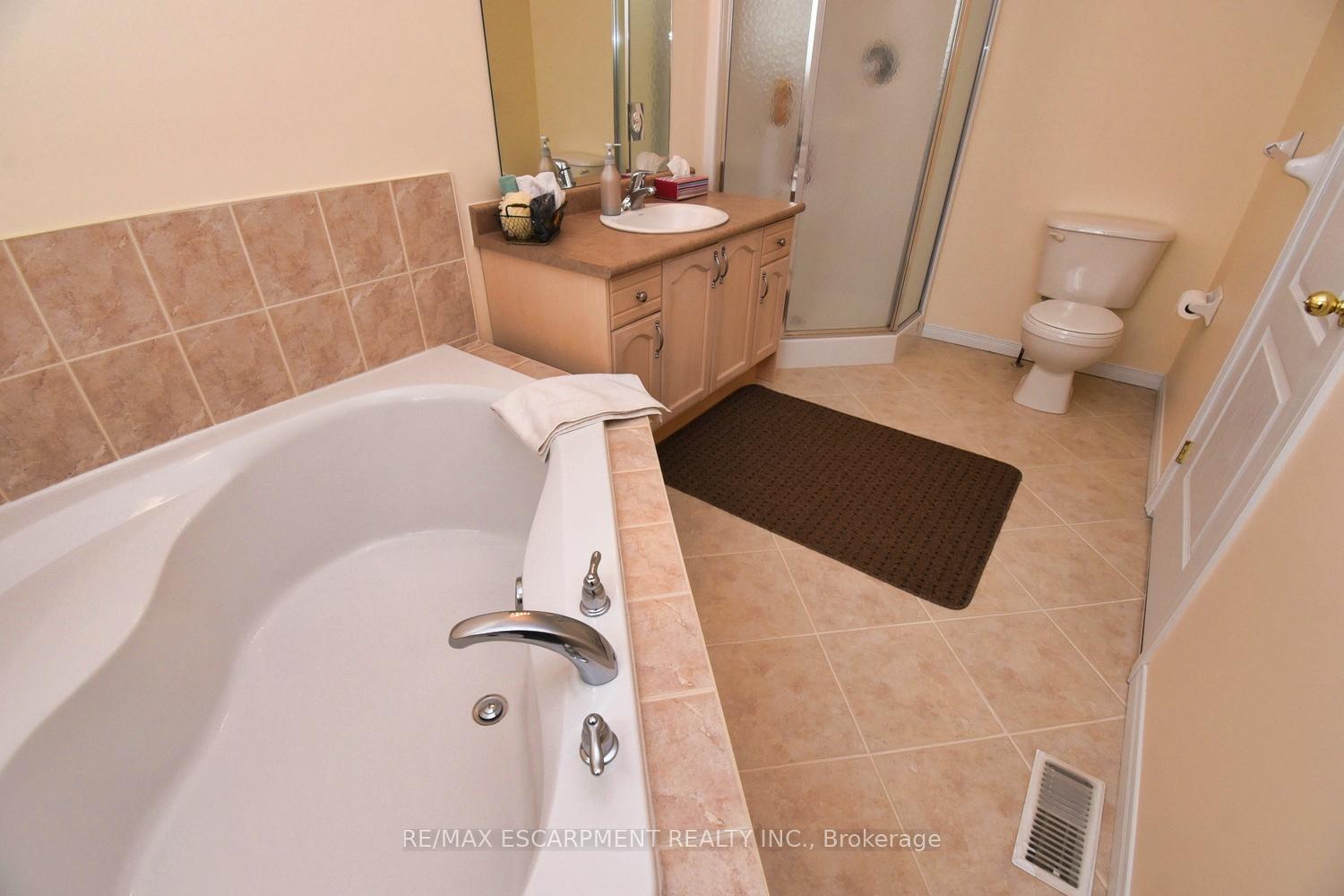 3 Bedrooms Condo at 7 Southside, Hamilton For sale