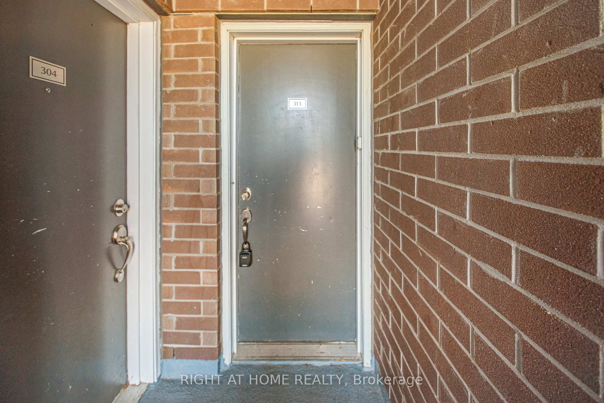 2 Bedrooms Condo at 3058 Sixth, Oakville For sale