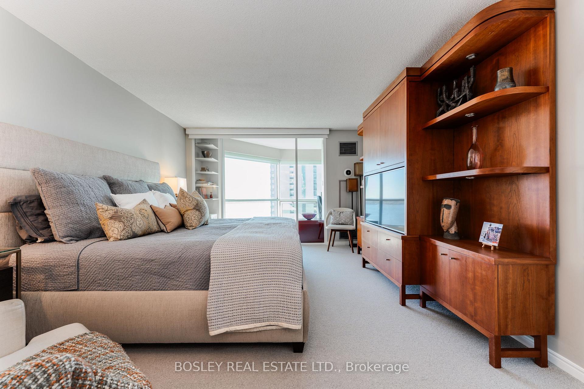 2 Bedrooms Condo at 10 Queens,  Toronto For sale