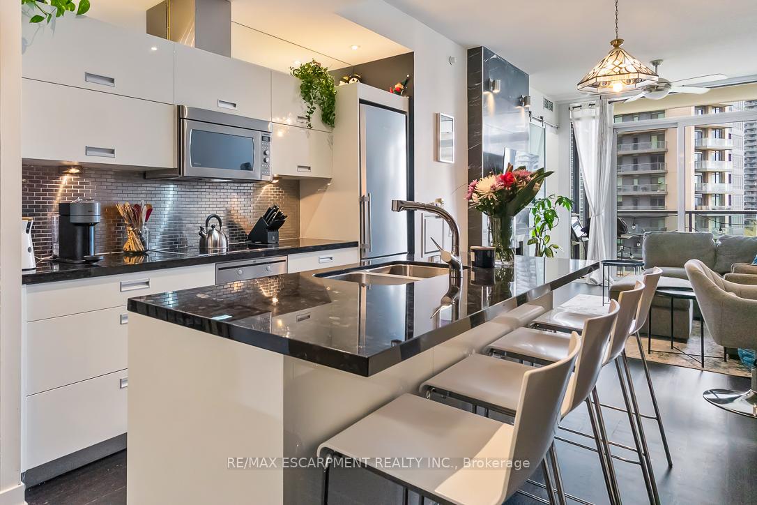 2 Bedrooms Condo at 88 Park Lawn,  Toronto For sale