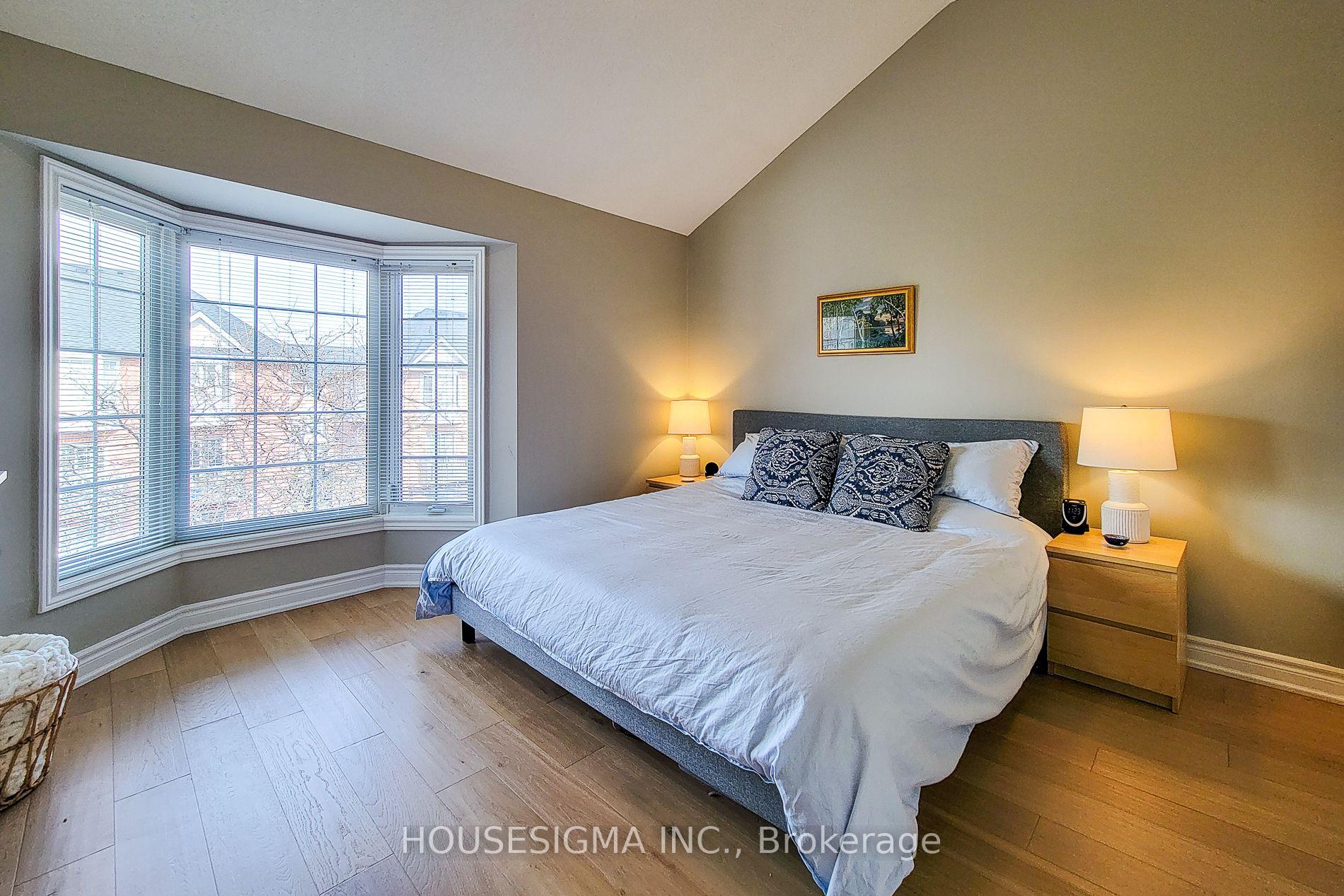 2 Bedrooms Condo at 3480 Upper Middle, Burlington For sale