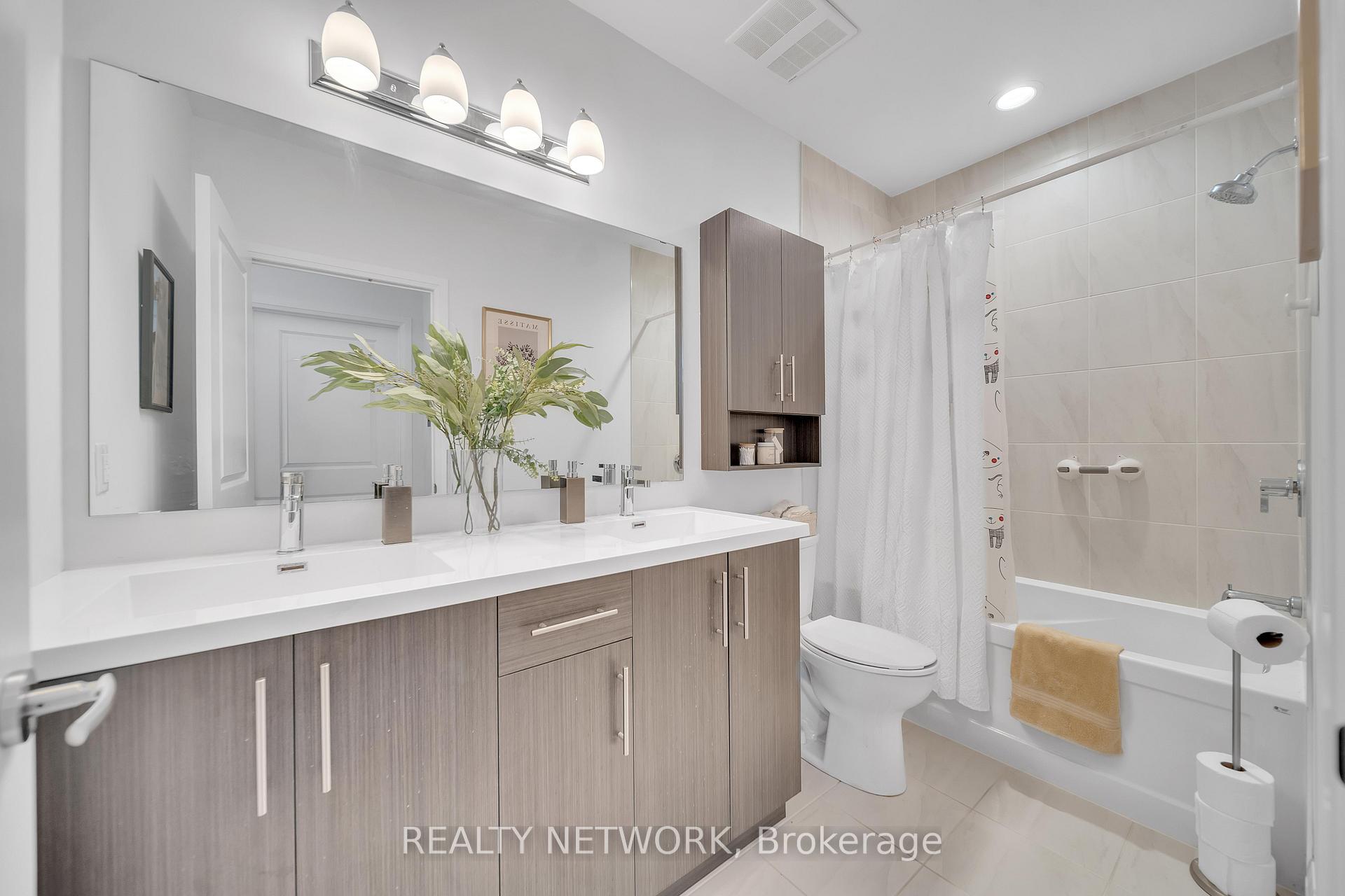 2 Bedrooms Condo at 1 Redfern, Hamilton For sale