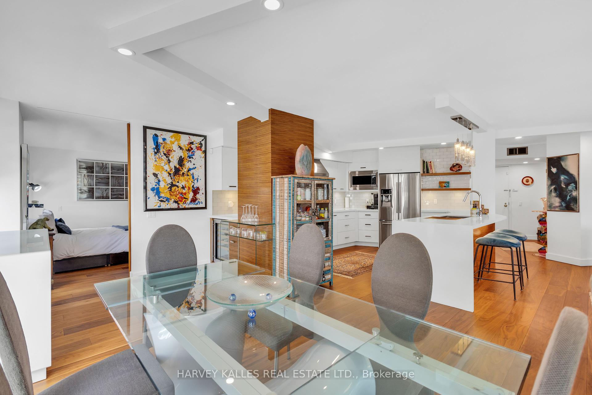 2 Bedrooms Condo at 1331 Bay, Toronto For sale