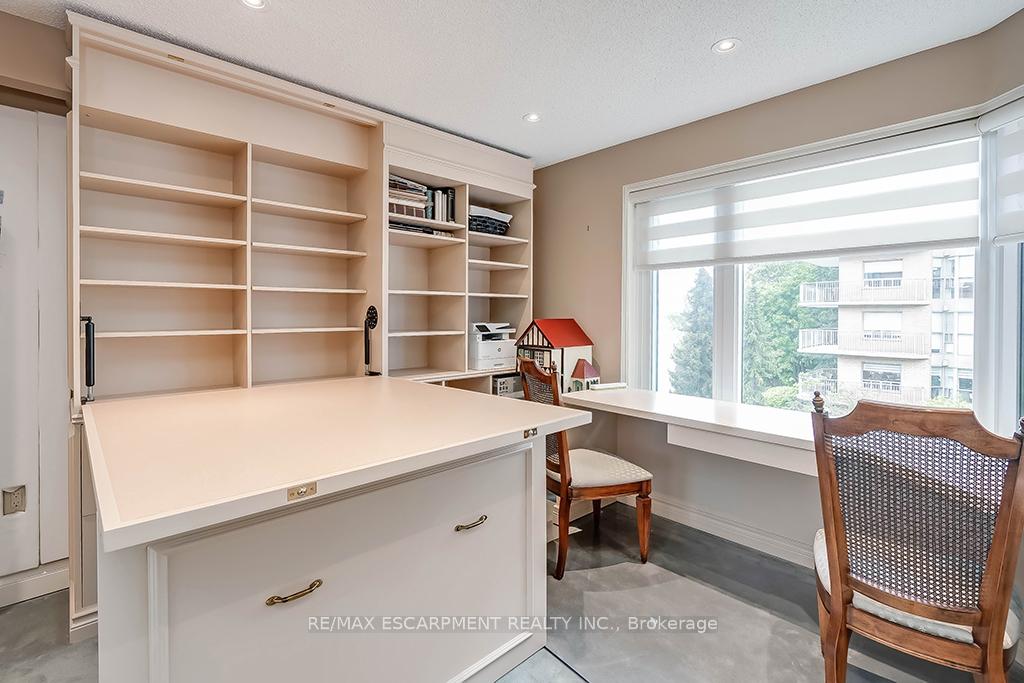 2 Bedrooms Condo at 2220 Lakeshore, Burlington For sale