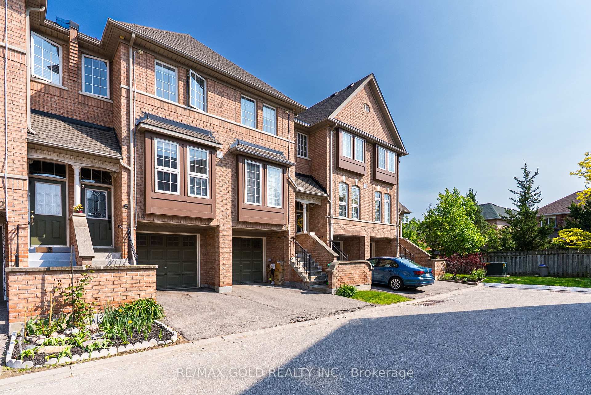 3 Bedrooms Condo at 50 Strathaven, Mississauga For sale
