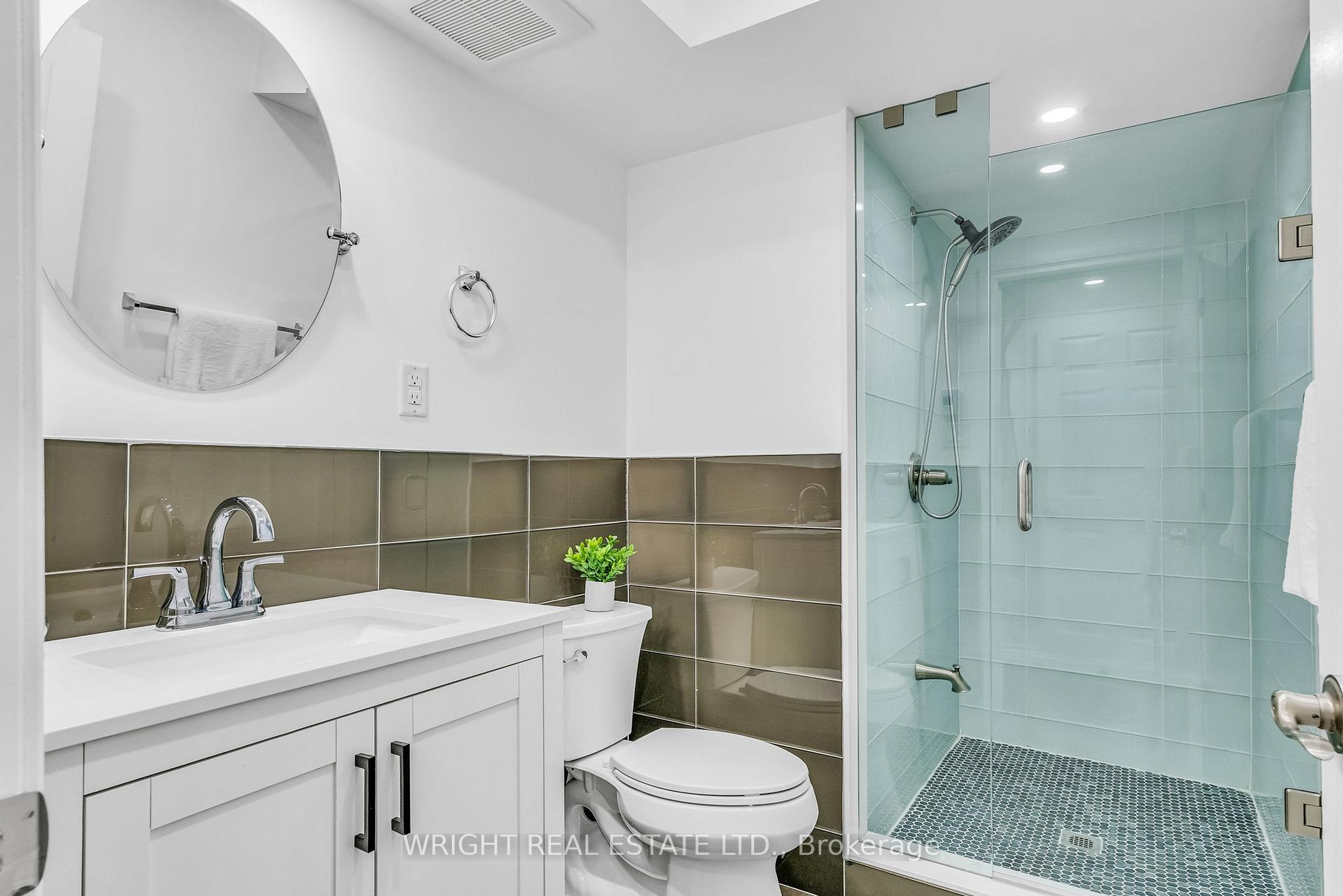 5 Bedrooms Condo at 1347 Rathburn, Mississauga For sale