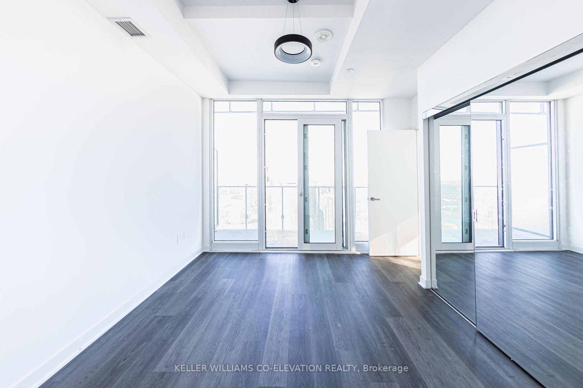 3 Bedrooms Condo at 3900 Confederation, Mississauga For sale