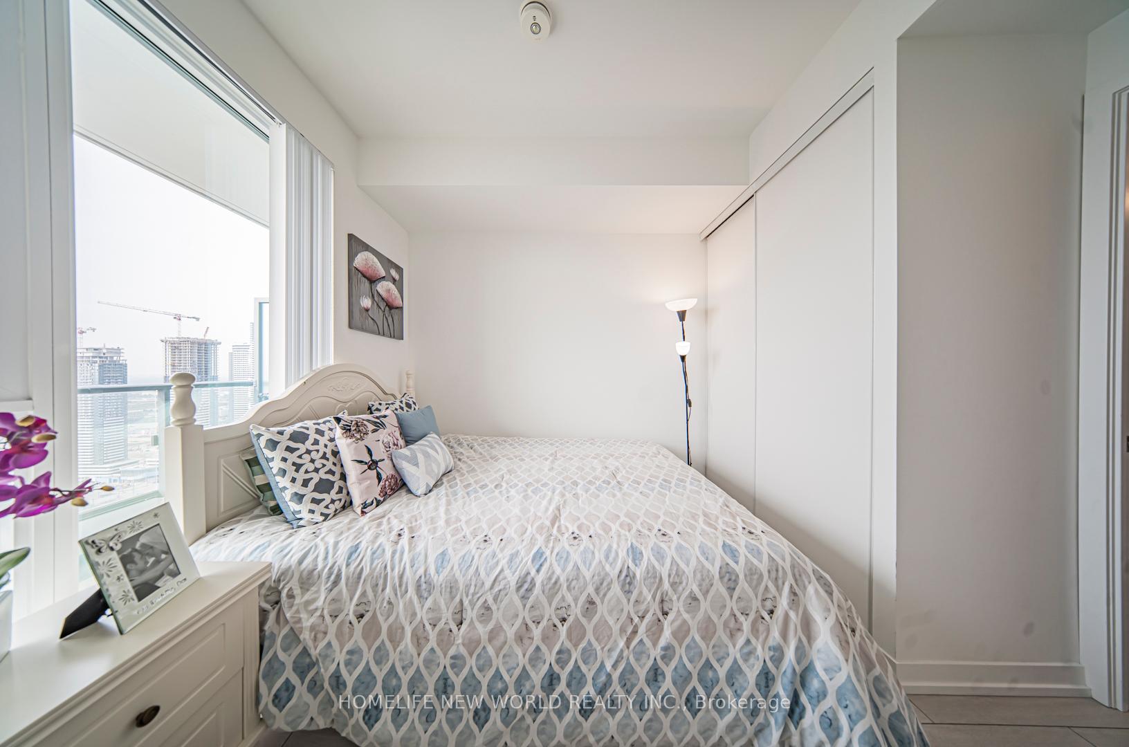 2 Bedrooms Condo at 5 Buttermill,  Vaughan For sale