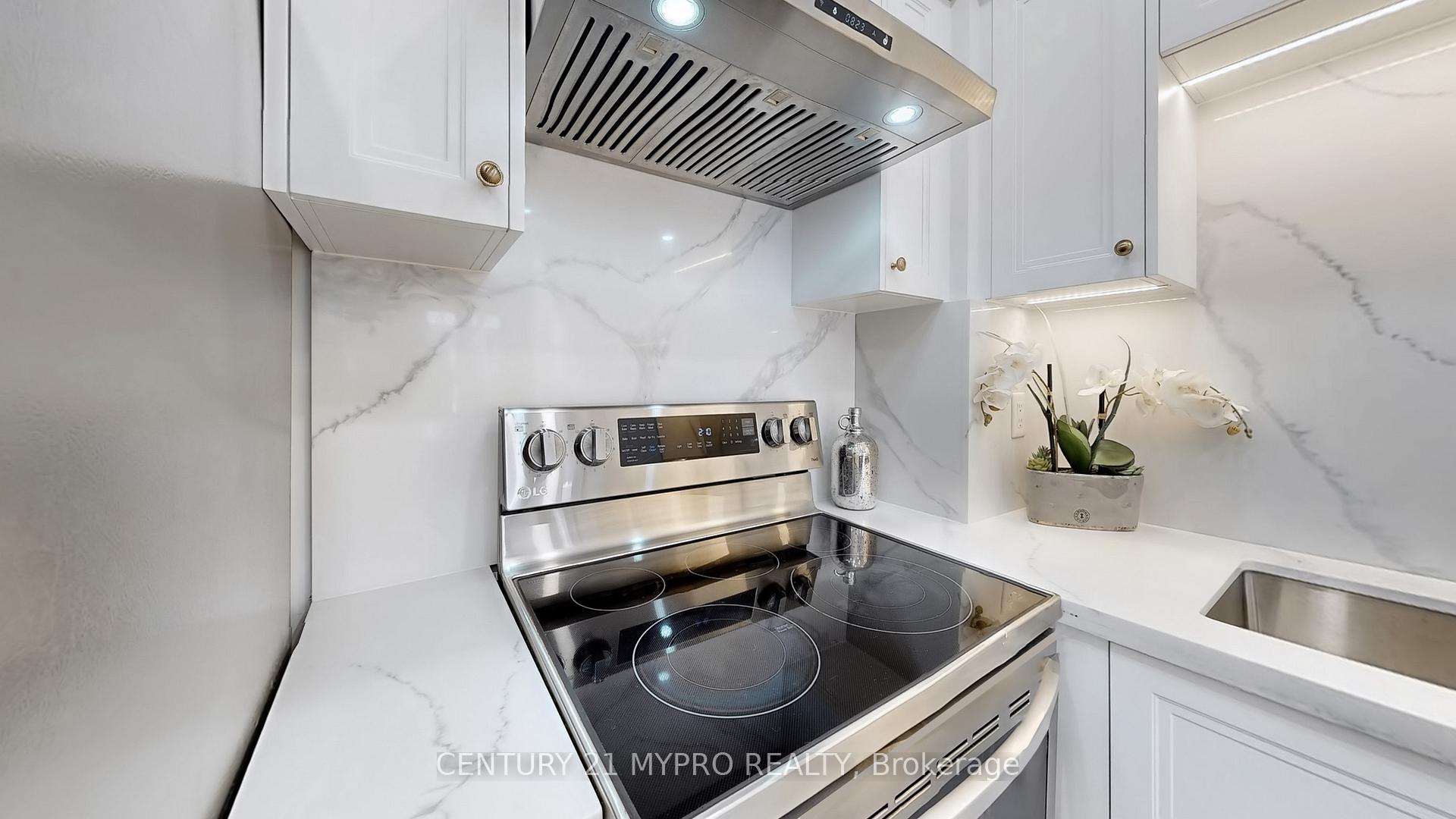 3 Bedrooms Condo at 735 New Westminster,  Vaughan For sale
