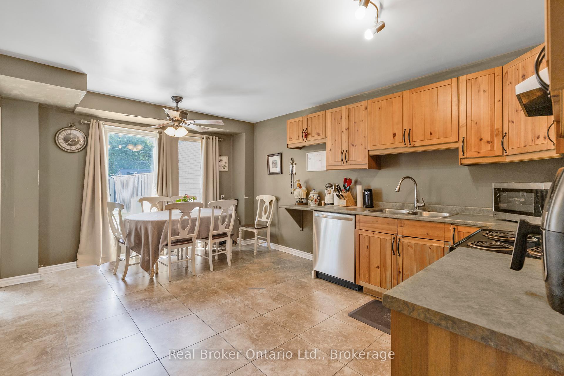 3 Bedrooms Condo at 2111 Meadowbrook, Burlington For sale