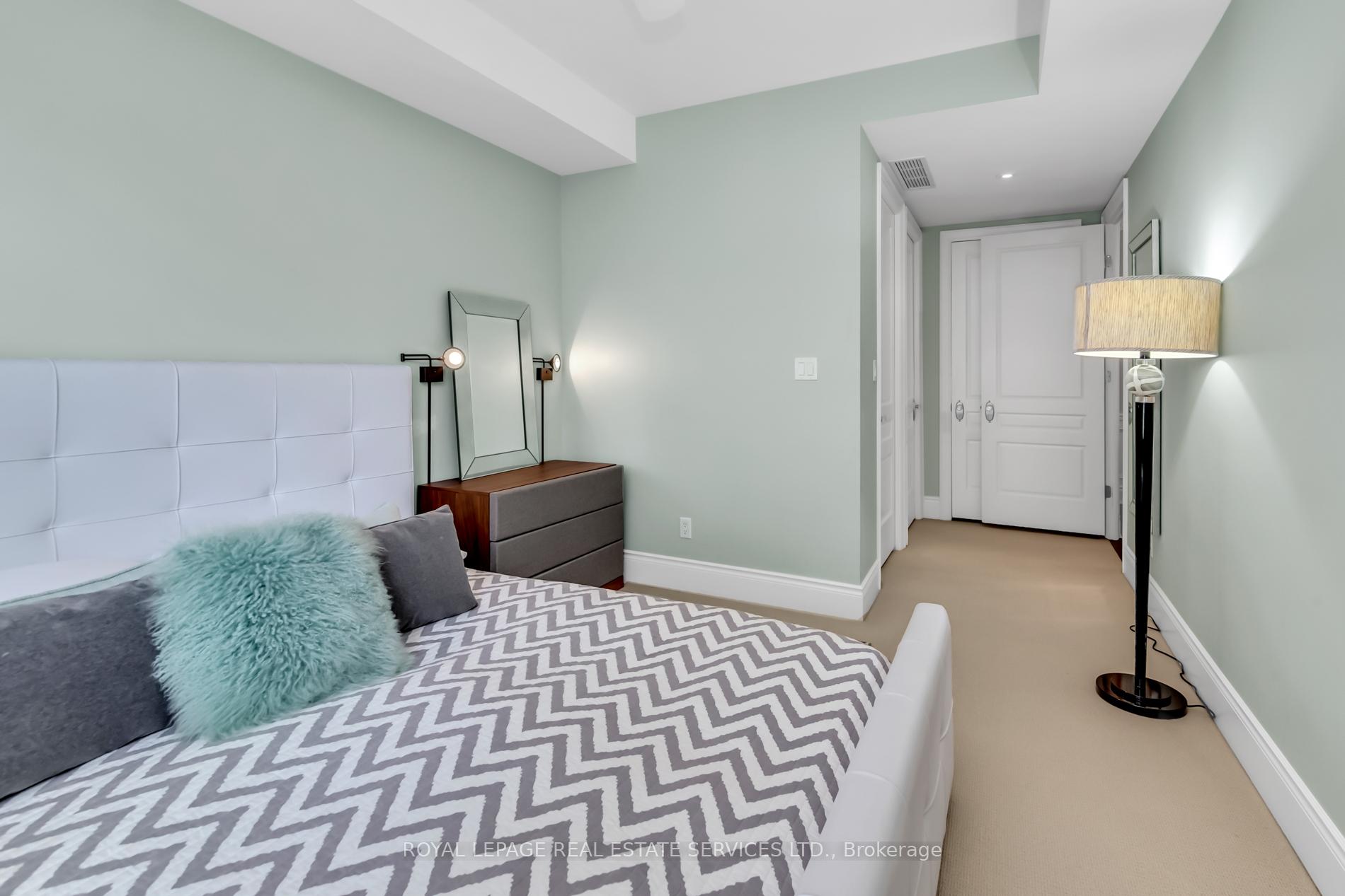 3 Bedrooms Condo at 10 Bellair, Toronto For sale